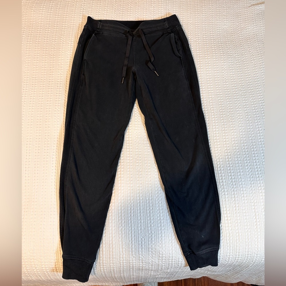 Black size 6, Lululemon sweatpants joggers